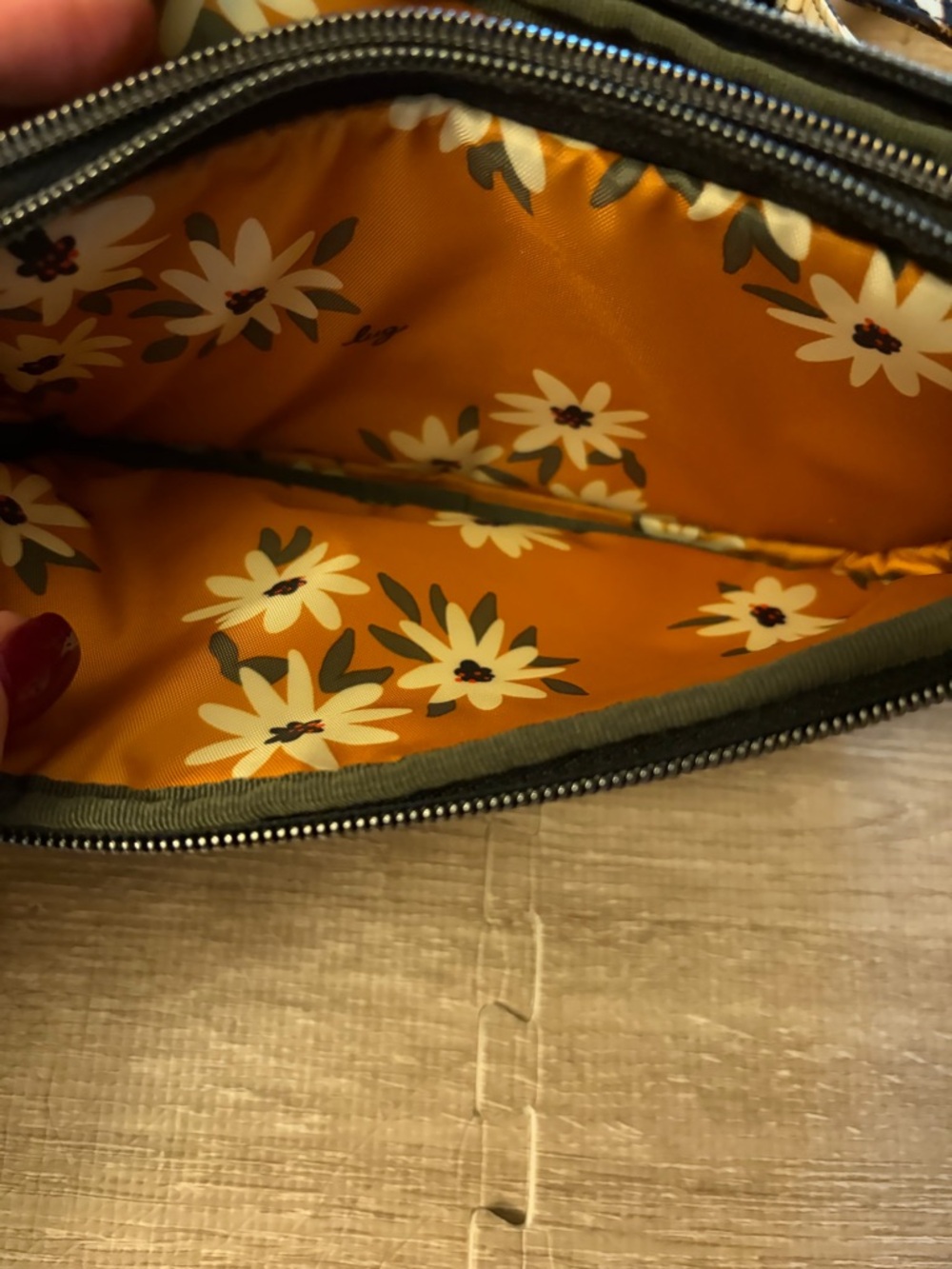 Lug Coupe XL Convertible Crossbody Bag Belt Loop Daisies Floral NWOT - Picture 3 of 5